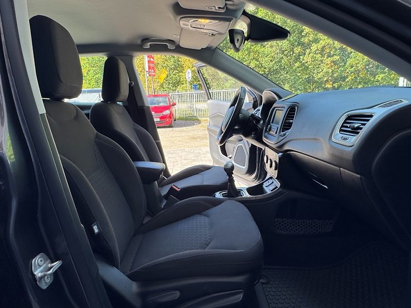 Jeep Compass (2018) 1.4 Multiair Longitude - fotka 15 z 33