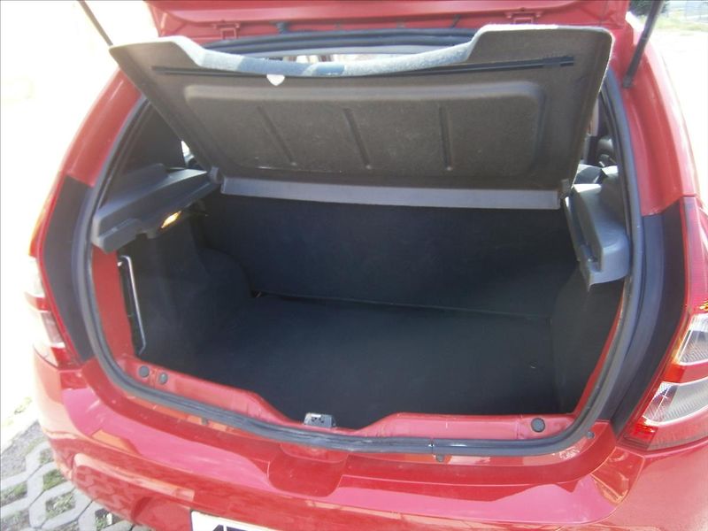 Dacia Sandero 1,2 i 55 KW - fotka 6 z 14
