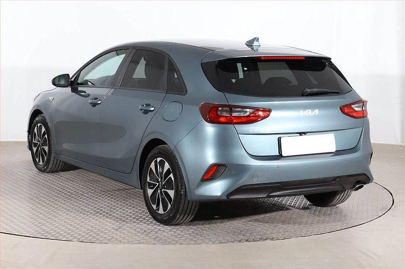 Kia Ceed (2024) Silver 1.5 T-GDI, Serv.kniha - fotka 3 z 19