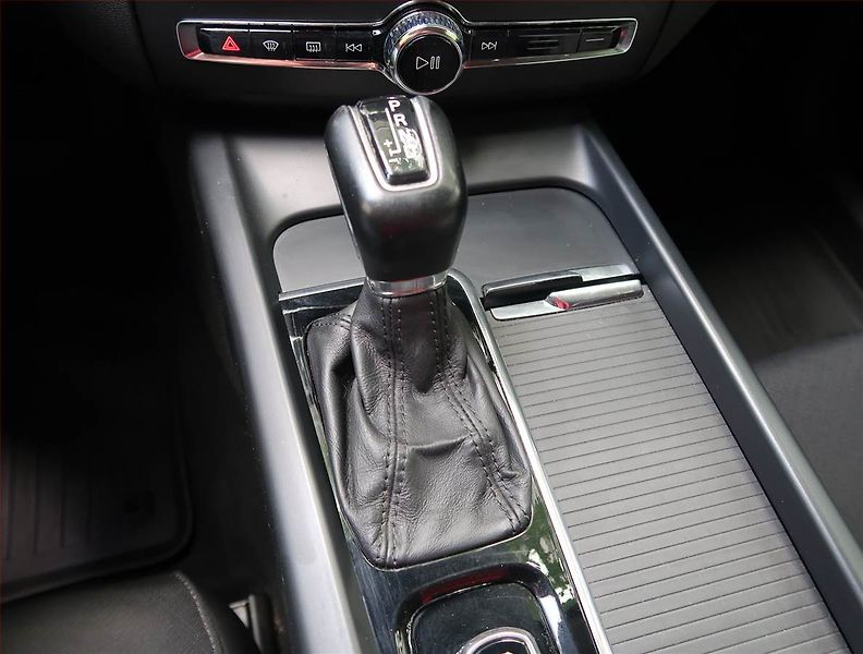 Volvo XC60 (2019) D4 - fotka 13 z 27