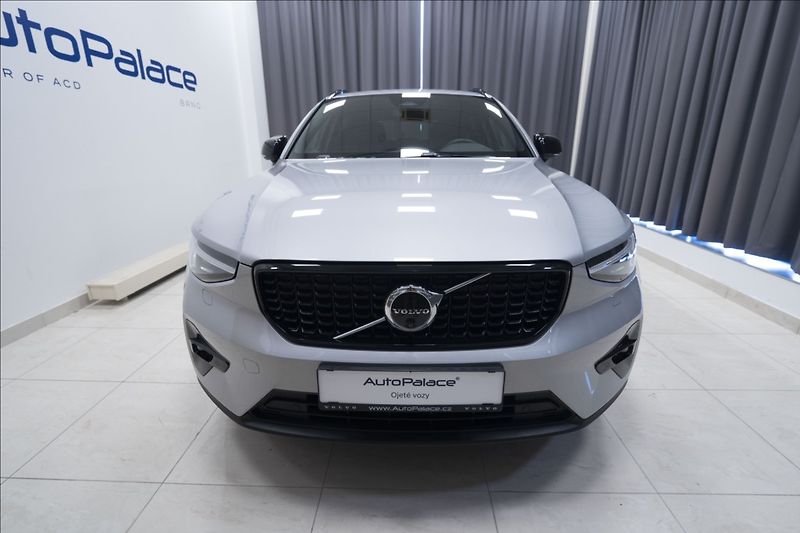 Volvo XC40 2,0 B3 NAVI KAMERA 360° TAŽNÉ - fotka 2 z 38