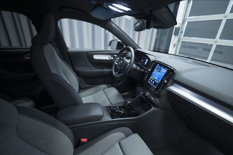 Volvo XC40 2,0 B3 NAVI KAMERA 360° TAŽNÉ - fotka 7 z 38