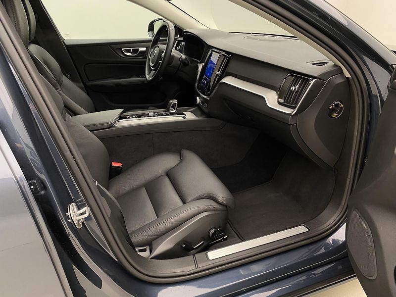 Volvo V60 B4 DARK PLUS AUT CZ - fotka 24 z 54