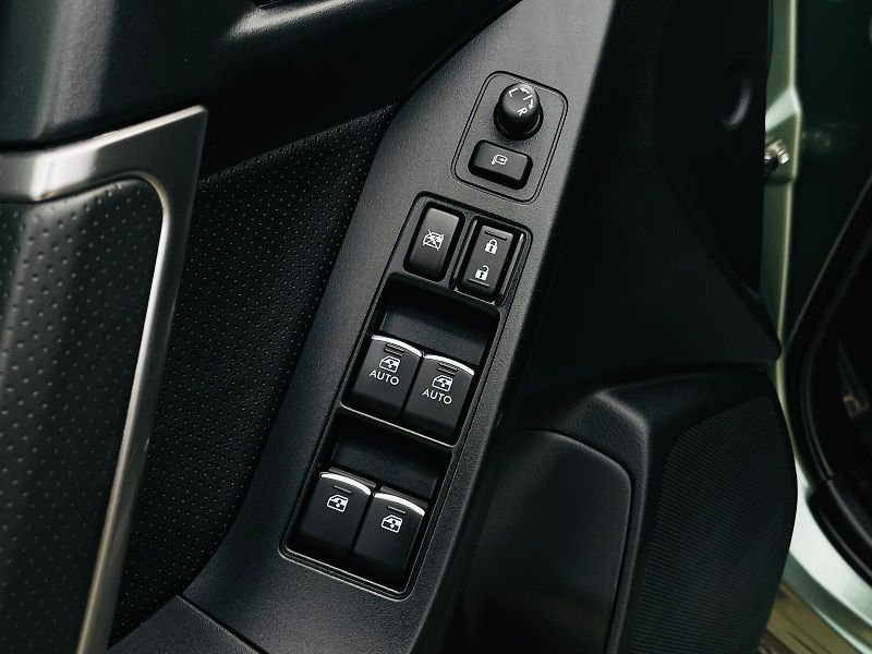 Subaru Forester 2.0i 1.MAJITEL TAŽNÉ SERVISKA - fotka 31 z 48