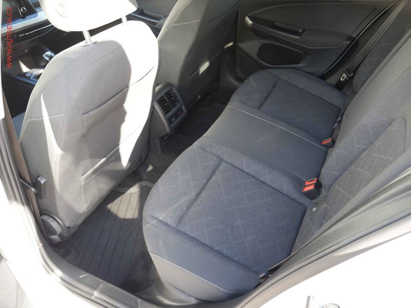 Volkswagen Golf (2020) 1.5 TSi, ČR, AC, LED, kmara - fotka 10 z 19