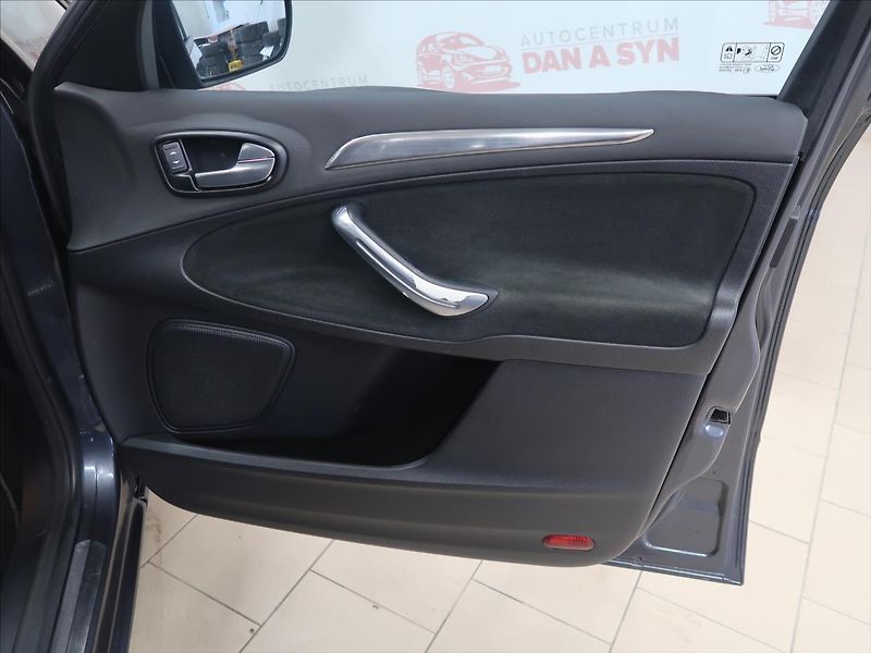 Ford S-MAX 2,0 TDCi 96KW AT Titanium - fotka 12 z 31