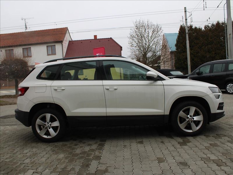 Škoda Karoq 1,0 TSI DSG zánovní 22 400km - fotka 3 z 10