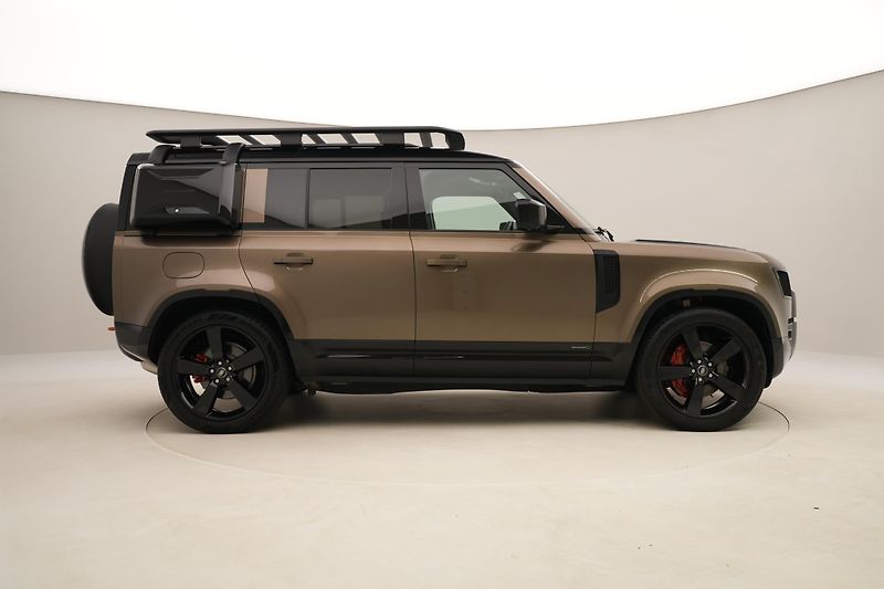 Land Rover Defender 110 D300 X-DYNAMIC AWD AUT CZ - fotka 13 z 49