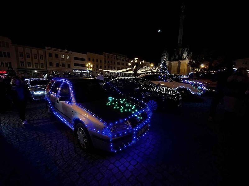 Start Vánoční jízdy na Velkém náměstí v Kroměříži, 17. prosince 2023.