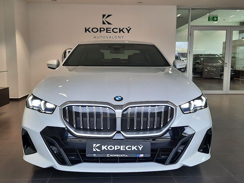BMW Řada 5 (2026) 520d xDrive Sedan M Sport - fotka 2 z 15