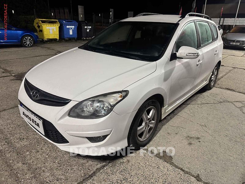 Hyundai i30 (2012) 1.4 i, ČR, servis.kniha - fotka 1 z 3