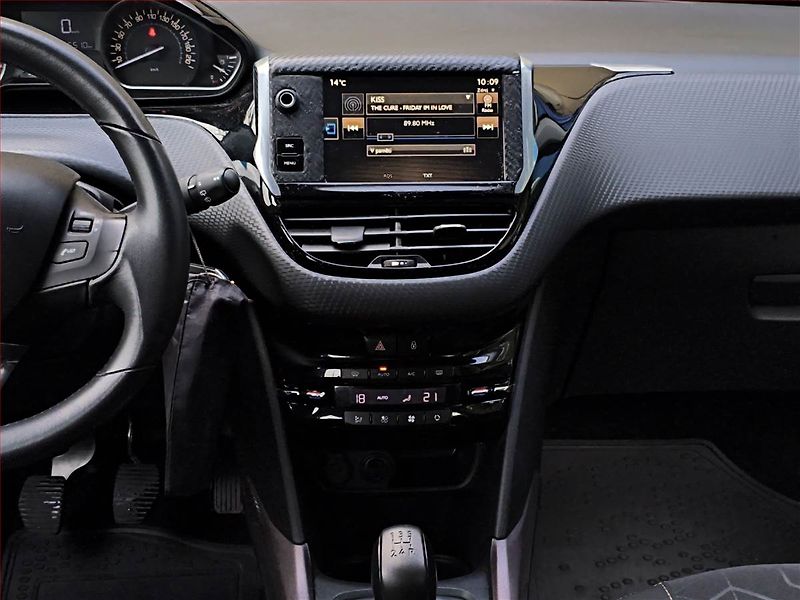 Peugeot 2008 (2016) 1.2 PureTech, Tempomat - fotka 12 z 13