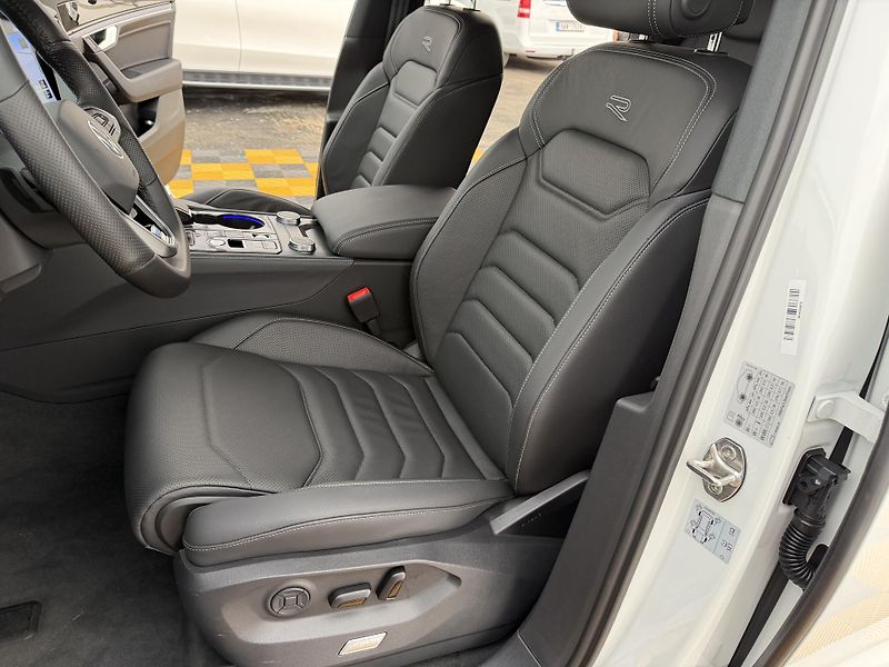 Volkswagen Touareg 3.0Tdi*1-MAJ*DPH*R-LINE*HUD* - fotka 11 z 49