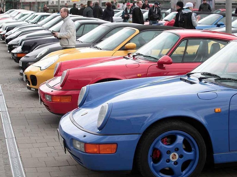 Sraz automobilů Porsche 911, parkoviště u obchodního centra Arkády 18. dubna.