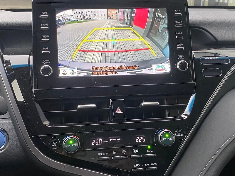 Toyota Camry 2,5 Hybrid Executive - fotka 22 z 30