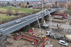 Provizorní most na silnici 55, klíčové spojení mezi centrem Břeclavi a Poštornou, čelí problémům kvůli přetíženým náklaďákům a překračování rychlosti.