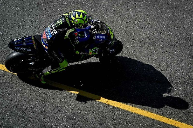 Motocyklová legenda Valentino Rossi při závodě na Masarykově okruhu v roce 2019.