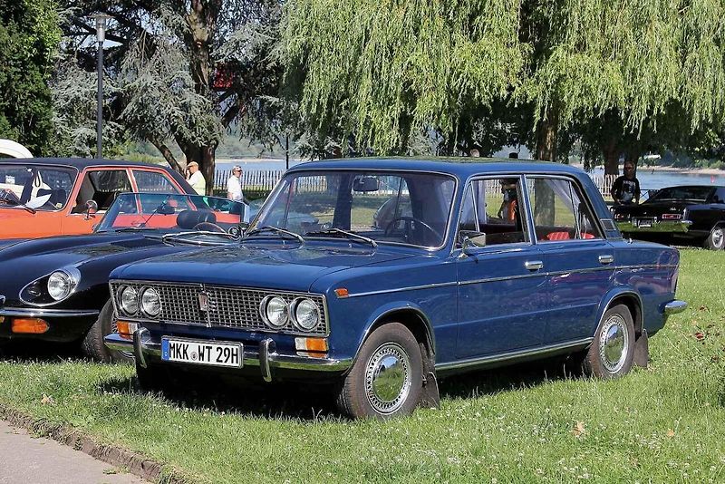 Všimli jste si, jaké dopravní prostředky se v seriálu Chalupáři, který vznikl před 51 lety, objevily? Pokud ne, tak my vám je představíme. Na snímku je moped Stadion S22, typ, se kterým jezdil Bohouš Císař.