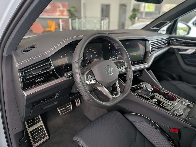 Volkswagen Touareg TDI 210kW R-Line HuD Pano NezT - fotka 10 z 24