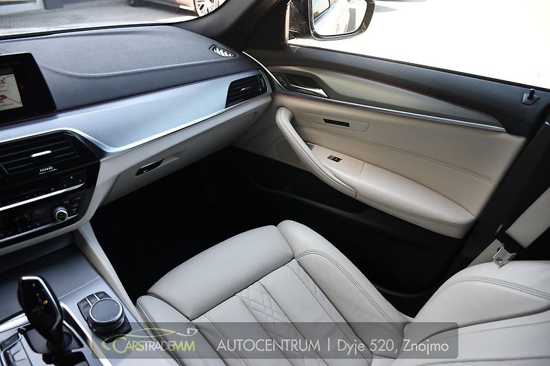 BMW Řada 5 520d xD M-SPORT HEAD-UP PANORA - fotka 24 z 58