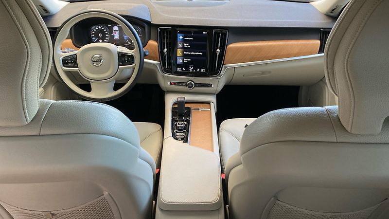 Volvo V90 MOMENTUM PRO, B4 AWD, 145+10 k - fotka 10 z 32