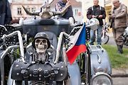 Motorkáři se sjeli na žehnání v bazilice v Jablonném.