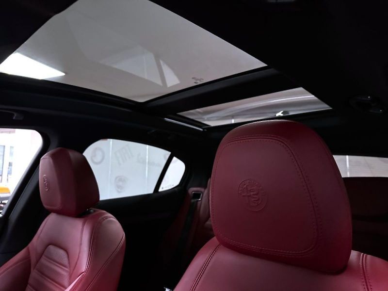 Alfa Romeo Stelvio (2023) 2.0T 280k AT8 ZF Q4 4x4 Veloce - fotka 20 z 22