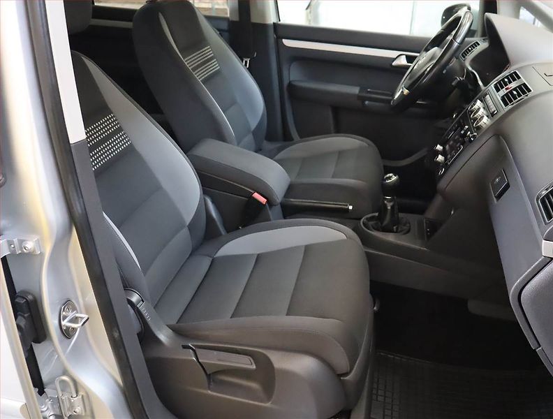 Volkswagen Touran (2013) 2.0 TDI, Navi, Tempomat - fotka 9 z 21