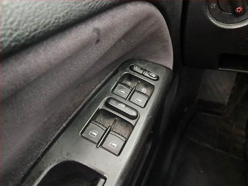 Volkswagen Passat (2004) 1.9 TDI, Klima, levný provoz - fotka 14 z 14