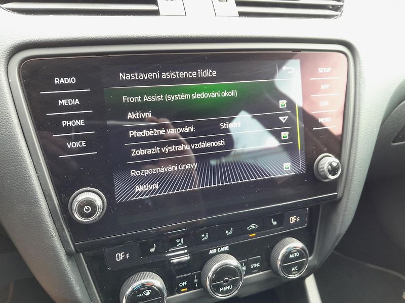 Škoda Octavia 2,0 TDI DSG serviska 2x klíč - fotka 15 z 18