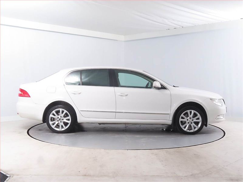 Škoda Superb (2012) Ambition Plus 1.8 TSI - fotka 6 z 14