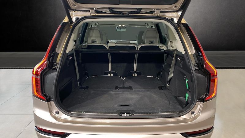 Volvo XC90 (2025) PLUS DARK, T8 AWD, 228+107 kW - fotka 7 z 15