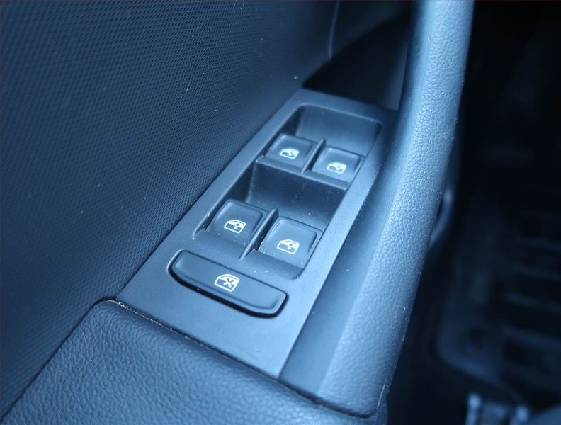 Škoda Rapid (2015) Spaceback 1.2 TSI, Tempomat - fotka 13 z 17