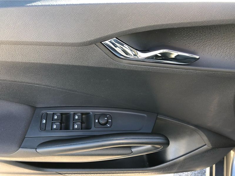 Škoda Fabia 1.0 MPi SELECTION - fotka 15 z 29