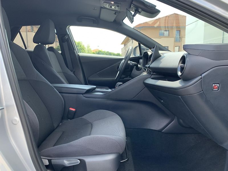 Toyota C-HR STYLE 1,8 HYBRID 90kW - fotka 17 z 32