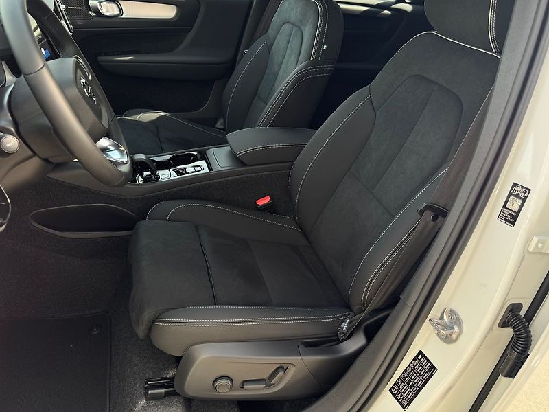Volvo XC40 (2026) ULTRA B4, 360°, PIXEL LED - fotka 17 z 31
