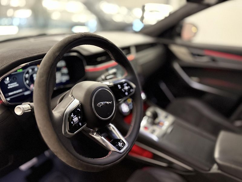 Jaguar F-Pace (2022) 5.0 SVR REZERVOVÁNO  - fotka 2 z 53