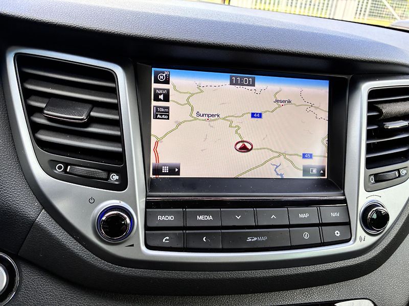 Hyundai Tucson 4x4, STYLE,TAŽNÉ,1.MAJITEL - fotka 17 z 26