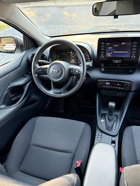 Toyota Yaris (2021) 1.5 hybrid 85kw - fotka 12 z 15