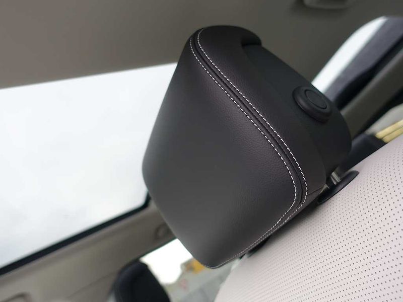 Land Rover Discovery 5 3,0  Dynamic SE D350 - fotka 11 z 43