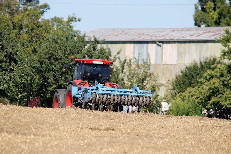 Nový traktor Řady 6 představila společnost Zetor Tractors na poli u Vážan nad Litavou. Začala jeho sériová výroba.