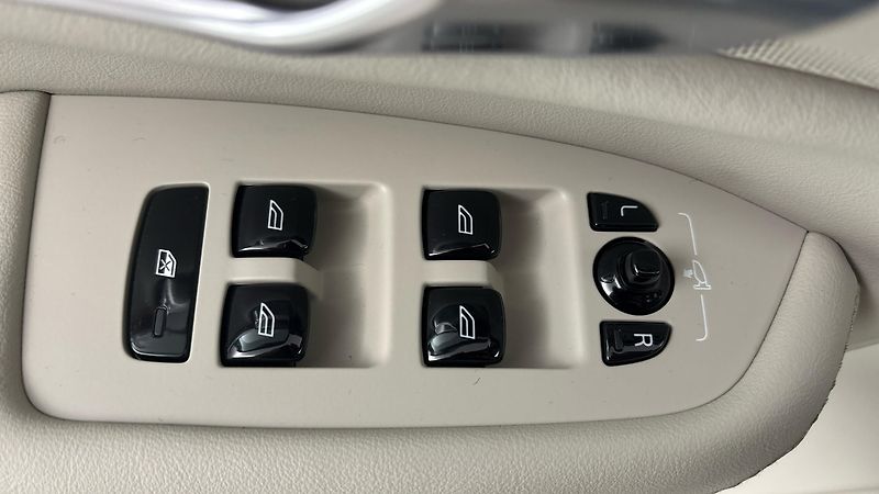Volvo XC90 2.0 B5 AUT AWD Inscription - fotka 25 z 33