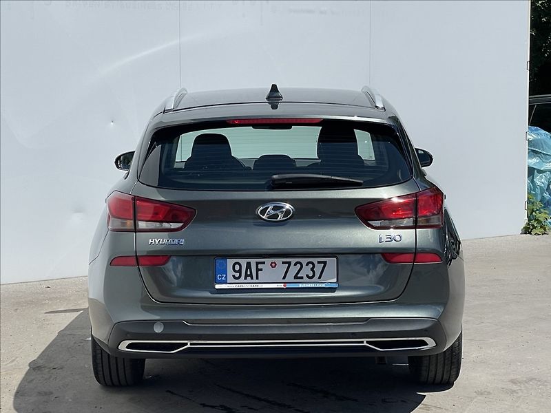 Hyundai i30 1,0 T-GDI DCT Family Comfort - fotka 22 z 22