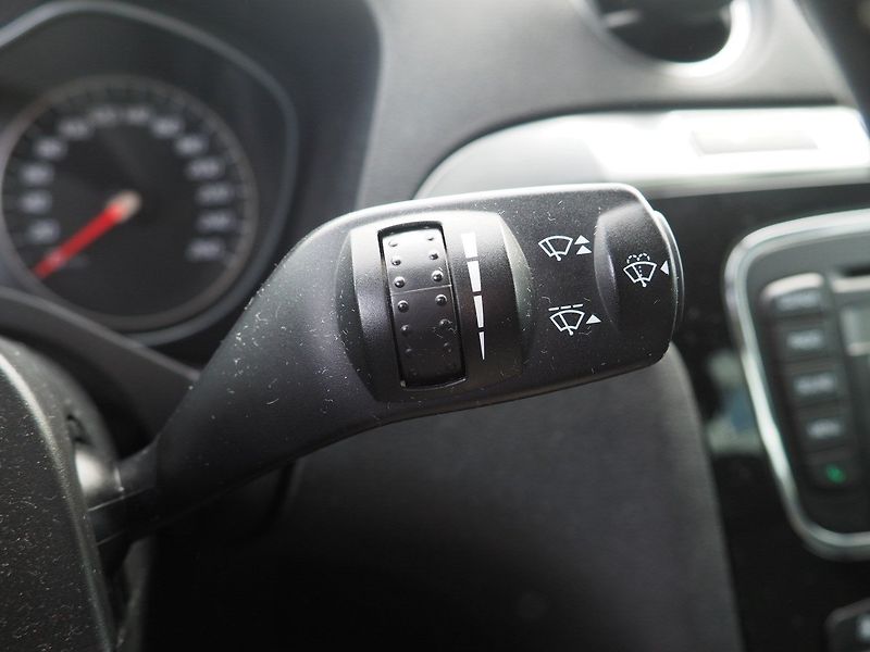 Ford S-MAX (2010) 2.0 TDCI, 120 kW, 7 míst - fotka 26 z 37
