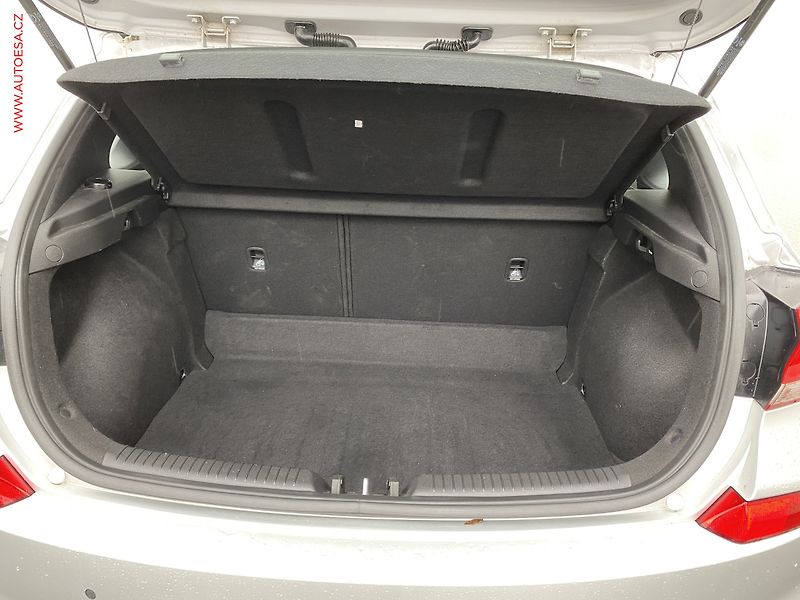 Hyundai i30 (2019) 1.4 CVVT, ČR, AC, park.asist - fotka 7 z 17