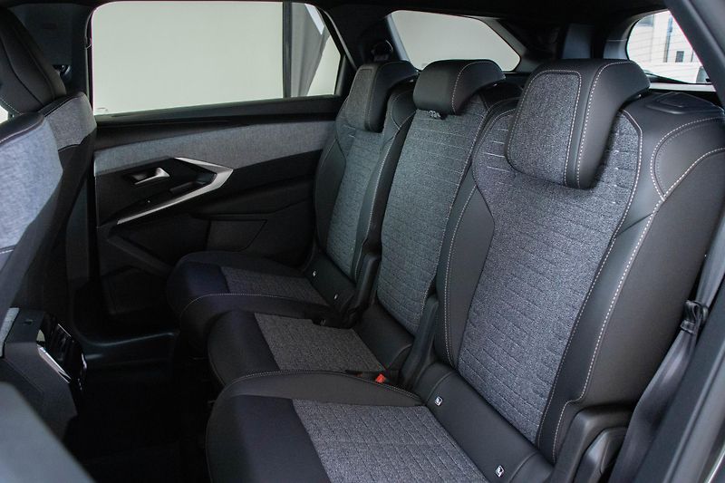 Peugeot 5008 (2026) BUSINESS Hybrid 145 e-DCS6 - fotka 8 z 15