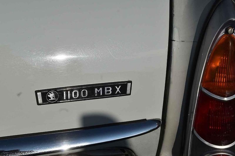 Škoda 1000 MBG s historickým pozadím.