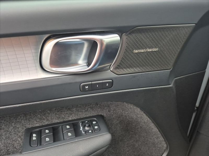 Volvo XC40 2,0 B3 Plus Dark - fotka 14 z 19