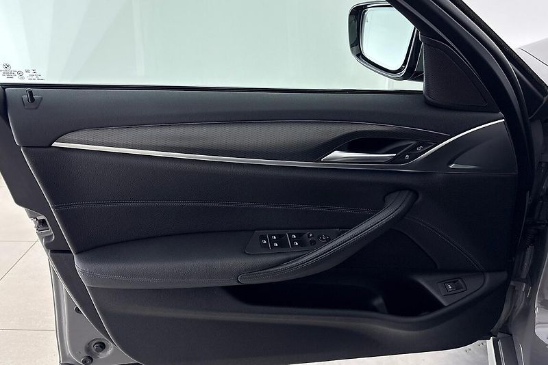 BMW Řada 5 530d xDrive - fotka 18 z 29