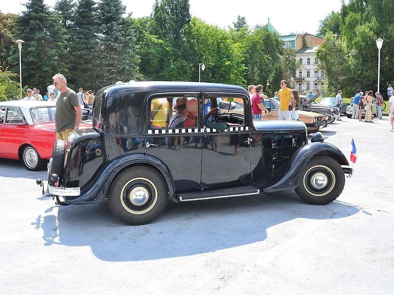 Přehlídka veteránů na Arnice v Mariánských Lázních. Sanitka Cadillac